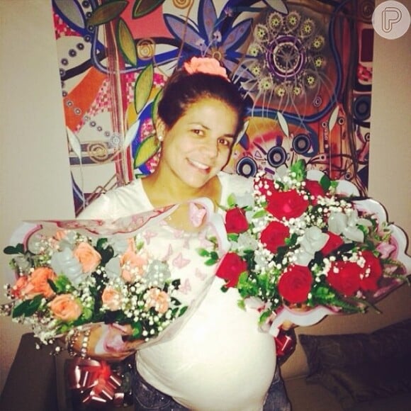 A atriz foi presenteada pelo marido, Marcus Rocha, com muitas flores no Dia Internacional da Mulher, no sábado, 8 de março de 2014: 'Mimos do papai no dia de hoje. Te amamos'