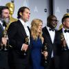 Equipe do filme '12 Anos de Escravidão' recebendo o Oscar de Melhor Filme