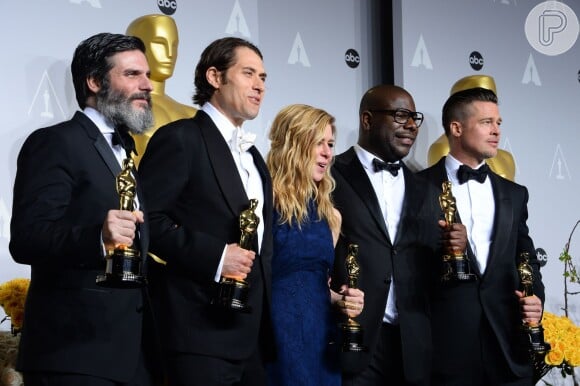 Equipe do filme '12 Anos de Escravidão' recebendo o Oscar de Melhor Filme
