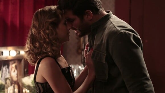 'Joia Rara': veja fotos do beijo que Toni dá em Hilda depois do show
