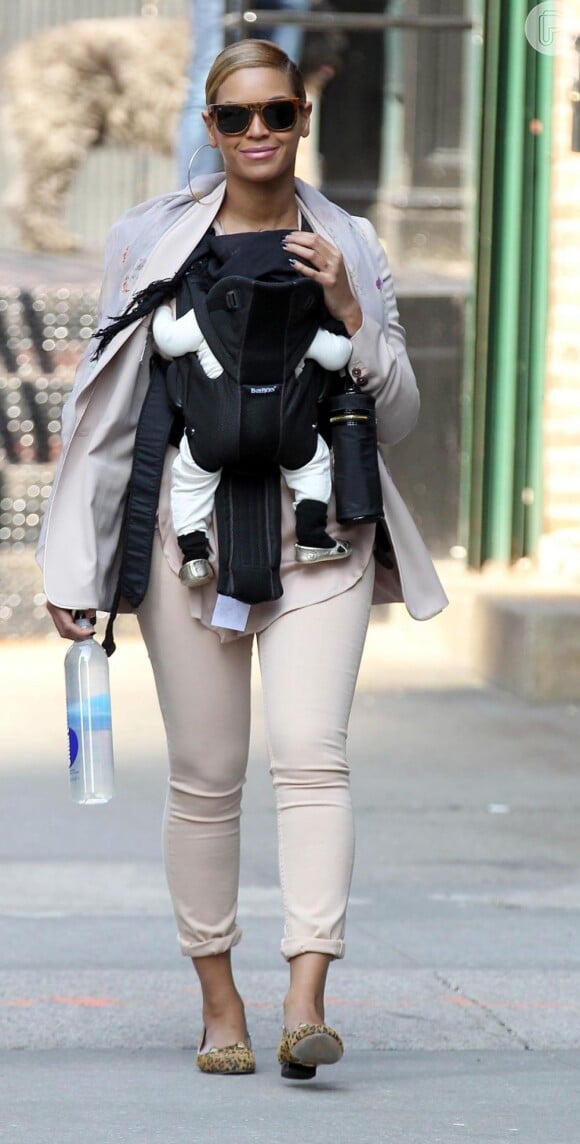 Beyoncé caminha com Blue Ivy em março de 2012