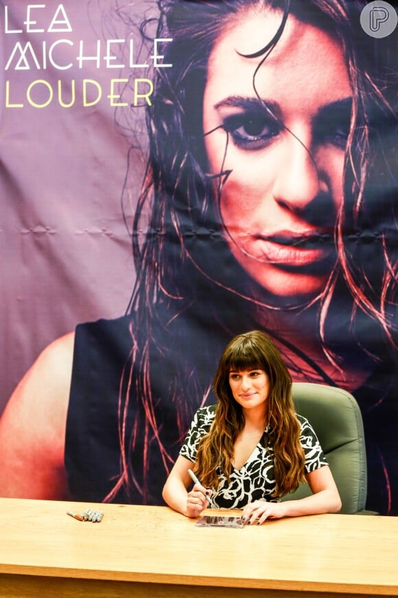 Lea Michele fez uma sessão de autógrafos para divulgar seu novo CD, 'Louder', e revelou que vem ao Brasil