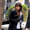 Lea Michele caminha pelas ruas de Nova York