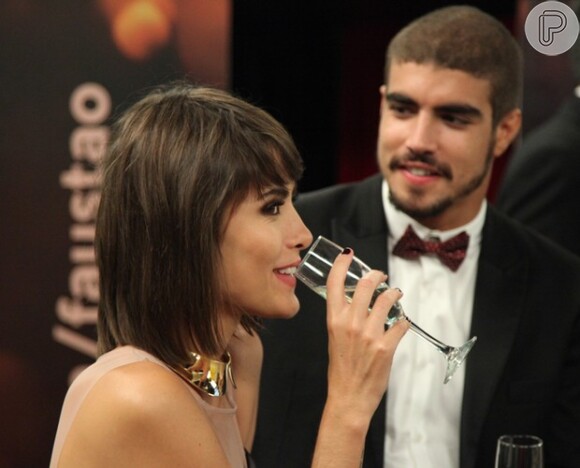 Caio Castro fica tenso ao falar sobre romance com Maria Casadevall durante o prêmio Melhores do Ano, no 'Domingão do Faustão' (16 de março de 2014)