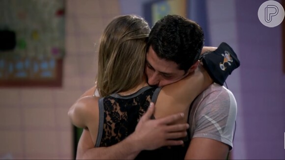Angela abraça Marcelo e pede desculpas por briga entre ele e Cássio, no 'BBB 14', em 18 de março de 2014: 'Quero que você volte deste Paredão'