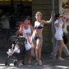 Letícia fica na sombra da calçada com babá e filho