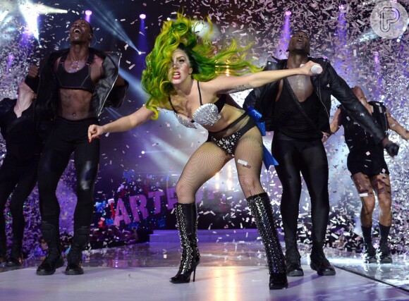 Lady Gaga quer que dançarinos vomitem e batam nela nas apresentações de sua nova turnê, em 21 de março de 2014