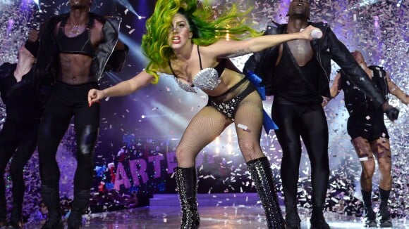 Após estimular bulimia em show, Lady Gaga quer apanhar dos bailarinos