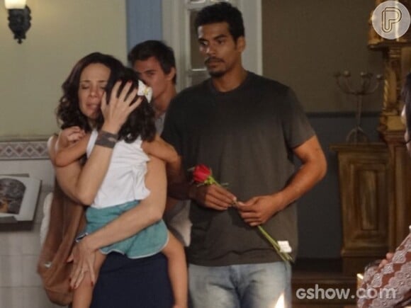 Juliana (Vanessa Gerbelli) diz a Iolanda (Magdale Alves) que quer dar uma família a Bia (Bruna Faria) ao chamar Jairo (Marcello Melo Jr.) para ir morar com ela, na novela 'Em Família'