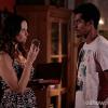 Juliana (Vanessa Gerbelli) rouba um bracelete de brilhantes para dar o dinheiro que Jairo (Marcello Melo Jr.) pede pela guarda de Bia (Bruna Faria) na novela 'Em Família'