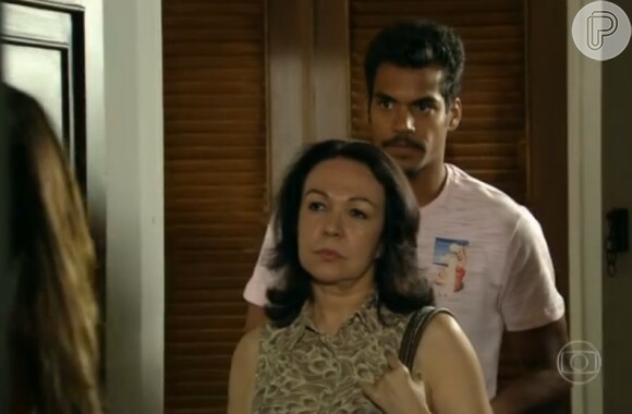Iolanda (Magdale Alves) vai à casa de Juliana (Vanessa Gerbelli) e diz para ela ficar longe de Jairo (Marcello Melo Jr.) e Bia (Bruna Faria) na novela 'Em Família'