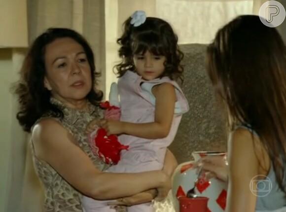 Juliana (Vanessa Gerbelli) pede que Iolanda (Magdale Alves) a deixe cuidar de Bia (Bruna Faria), mas a avó se nega, na novela 'Em Família'