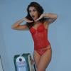 Paloma Bernardi faz graça para a câmera com lingerie vermelha