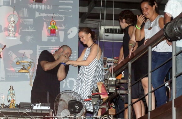 Julia Lemmertz se diverte na boate barzinho, na Lapa, no Rio de Janeiro, com alguns amigos