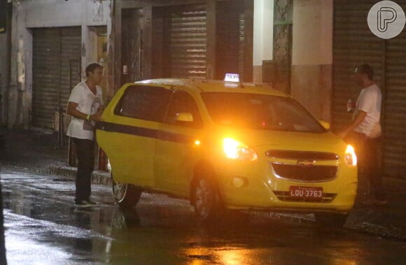 Alexandre Borges entra no táxi