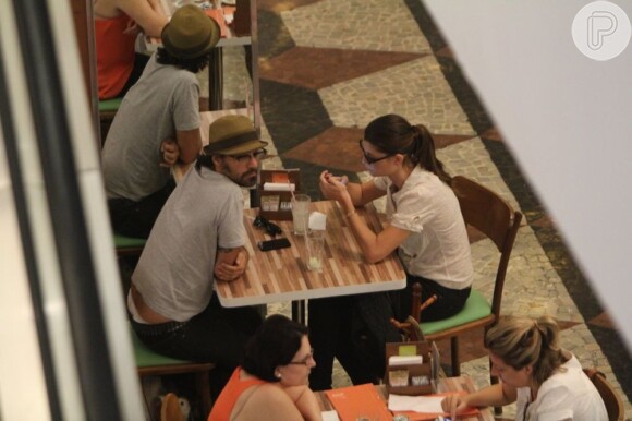 Alinne Moraes e o namorado, o cineasta Mauro Lima, tomam sorvete em um shopping na zona sul do Rio, nesta sexta-feira, 18 de janeiro de 2013
