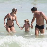 Danielle Winits curte praia com o namorado, Amaury Nunes, e o filho Noah