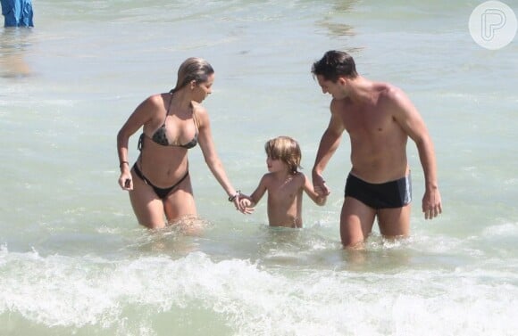 Danielle Winits e o namorado, Amaury Nunes, levaram o pequeno Noah para a praia neste sábado, 19 de janeiro de 2013