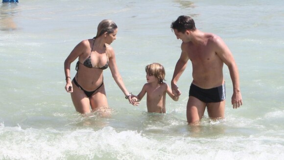 Danielle Winits curte praia com o namorado, Amaury Nunes, e o filho Noah