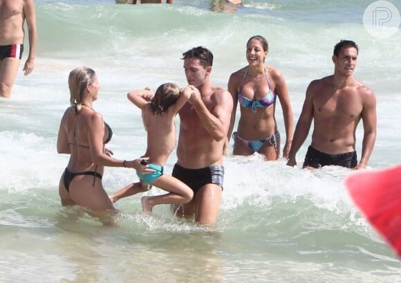Danielle Winits e Amaury brincam com Noah na praia do Pepê