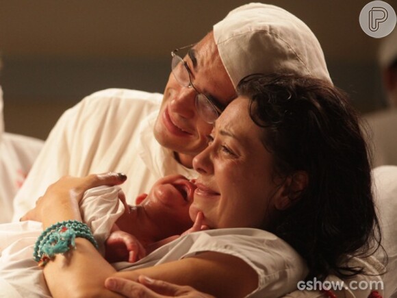O bebê de Matilde (Fabiula Nascimento) e Sonan (Caio Blat) é um menino, em 'Joia Rara'