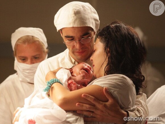 O filho de Matilde (Fabiula Nascimento) e Sonan (Caio Blat) nasce prematuro, mas saudável, em 'Joia Rara'