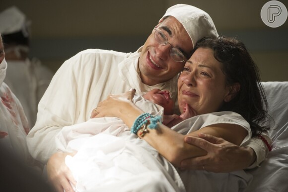 Matilde (Fabiula Nascimento) e Sonan (Caio Blat) se emocionam com o nascimento do filho, em 'Joia Rara', em 28 de março de 2014