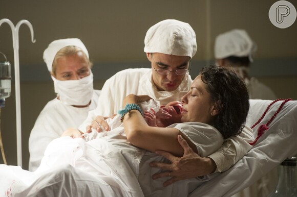 Sonan (Caio Blat) acompanha o parto de Matilde (Fabiula Nascimento) e vê o filho nascer, em 'Joia Rara'