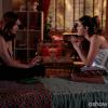 Luiza (Bruna Marquezine) não aguenta mais ser controlada por Helena (Julia Lemmertz) e resolve sair de casa e ir morar com Alice (Érika Januza), na novela 'Em Família', em 2 de março de 2014