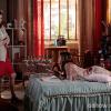Luiza (Bruna Marquezine) quer se afastar de Helena (Julia Lemmertz) para ter mais privacidade, na novela 'Em Família'