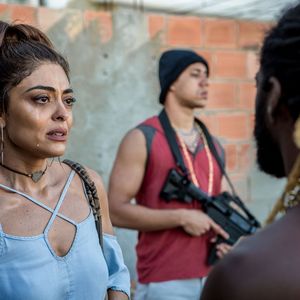 Bibi (Juliana Paes) vai empurrar a mão do traficante para impedir o tiro em Caio (Rodrigo Lombardi)