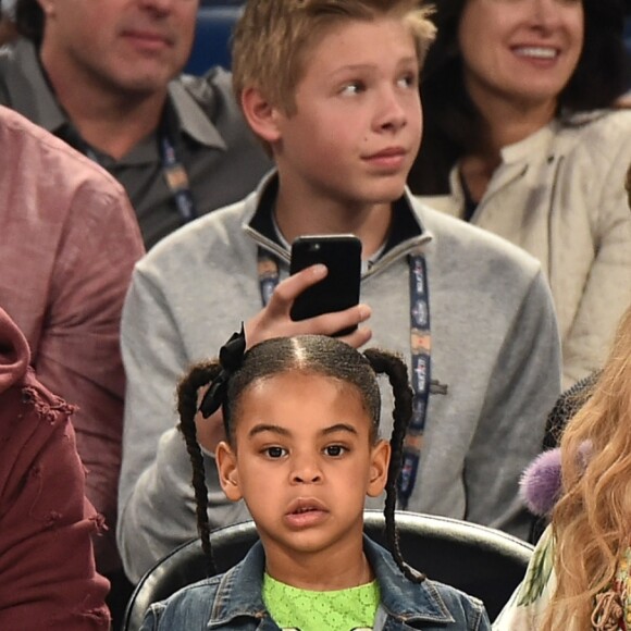 Em fevereiro, grávida dos gêmeos, Beyoncé e Jay-Z foram com a filha Blue Ivy a uma partida de basquete em Nova Orleans, nos EUA