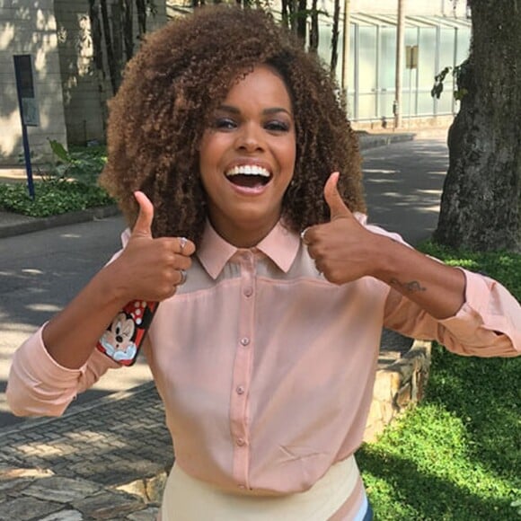 Jeniffer Nascimento ensina hidratação poderosa para ter cachos poderosos: 'Para manter meus cachos bonitos, eu faço finalização com o chamado COG (creme + óleo + gelatina). O creme e o óleo hidratam e a gelatina define'Secar o cabelo com secador filtrando o ar com uma peneira'