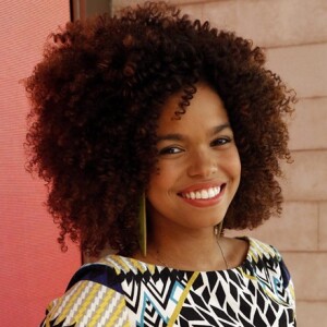 Jeniffer Nascimento ensina truque para ter cachos perfeitos: 'Secar o cabelo com secador filtrando o ar com uma peneira'