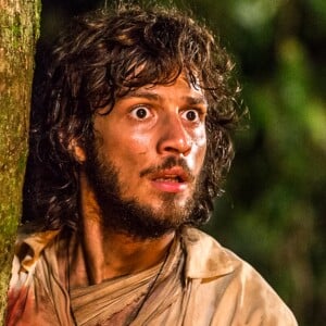 Joaquim (Chay Suede) vai atrás de Piatã (Rodrigo Simas) após fugir da prisão, na novela 'Novo Mundo'