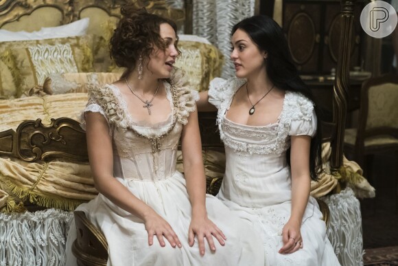 Leopoldina (Leticia Colin) avisa Anna (Isabelle Drummond) que Joaquim (Chay Suede) está livre, na novela 'Novo Mundo'