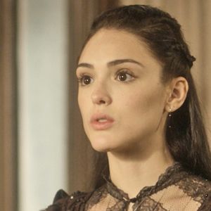 Anna (Isabelle Drummond) reconhece Padre Olinto (Daniel Dantas) quando ele chega disfarçado de militar à sua casa, na novela 'Novo Mundo'