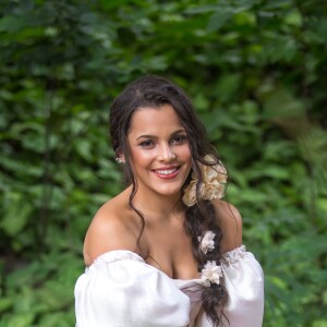 Ex-BBB Emilly está estudando teatro e mostrou três de seus livros