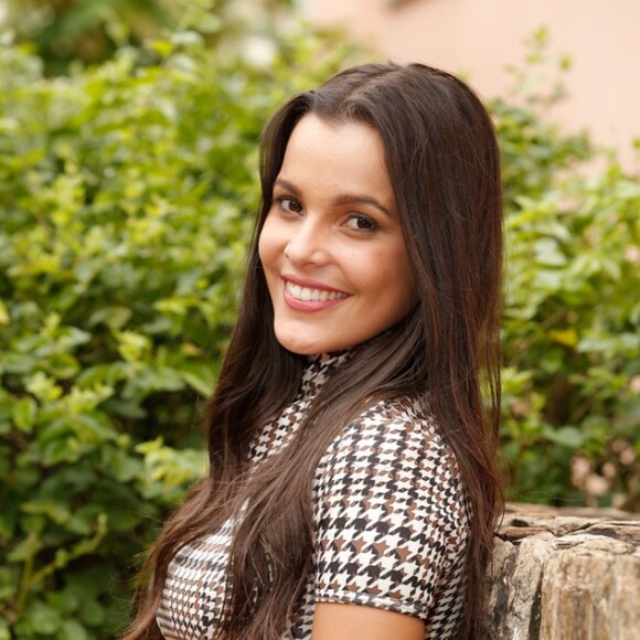 Ex-BBB Emilly faz piada sobre suposto namoro com sertanejo ao posar com livros de interpretação