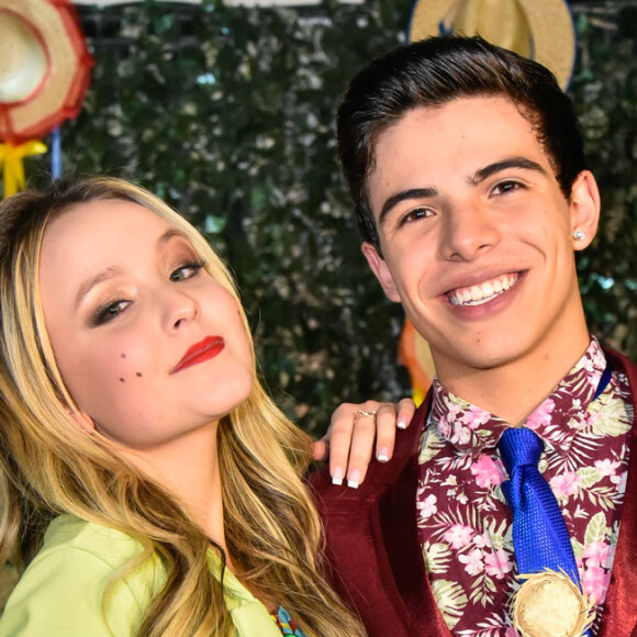 Namorado de Larissa Manoela, Thomaz Costa promoveu arraiá para comemorar o seu aniversário