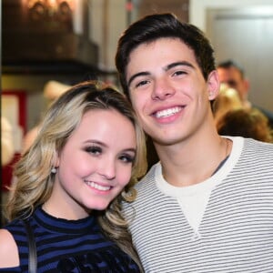 Larissa Manoela lembrou que seu primeiro beijo foi em Thomaz Costa