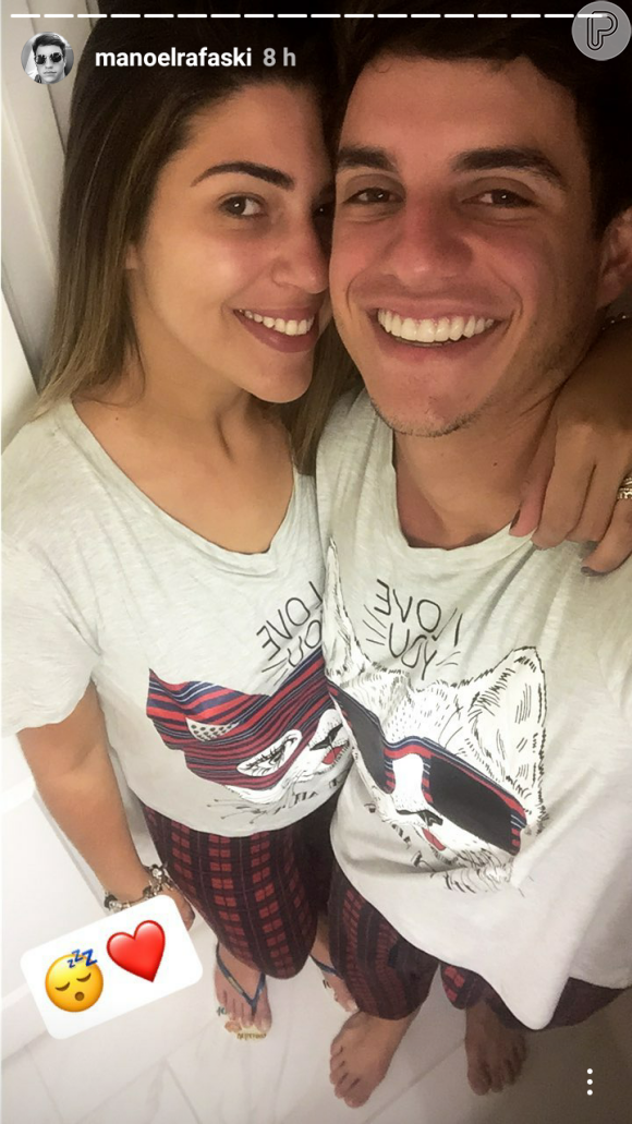 Vivian Amorim e Manoel Rafaski, casal formado no 'BBB17', usaram looks parecidos em viagem pela Disney