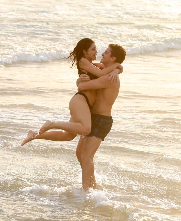 Klebber Toledo gravou cenas românticas na praia com a atriz Luisa Arraes para a série 'A Fórmula'