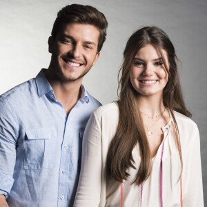 Klebber Toledo faz questão de elogiar sua noiva, a atriz Camila Queiroz: 'Ela é muito do bem, tem um sorriso, brilho no olho, é feliz, canta o dia inteiro...'