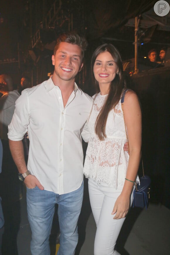 Klebber Toledo e Camila Queiroz ficaram noivos um pouco antes da festa que comemorou o aniversário dos dois
