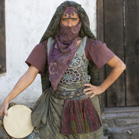 Sem o sotaque português, Elvira (Ingrid Guimarães) perambula pelas ruas do Rio de Janeiro como Madame Dalila, se oferecendo para ler o futuro das pessoas em suas mãos, em troca de algumas moedas, na novela 'Novo Mundo'