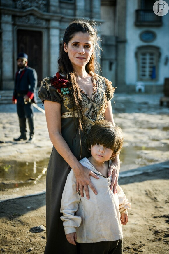 Elvira (Ingrid Guimarães) escapa do cativeiro e encontra o filho, Quinzinho (Théo Lopes), na novela 'Novo Mundo'