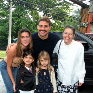 Mariana Goldfarb foi com Cauã Reymond na festa de aniversário da filha do ator, Sofia