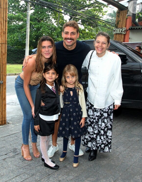 Mariana Goldfarb foi com Cauã Reymond na festa de aniversário da filha do ator, Sofia