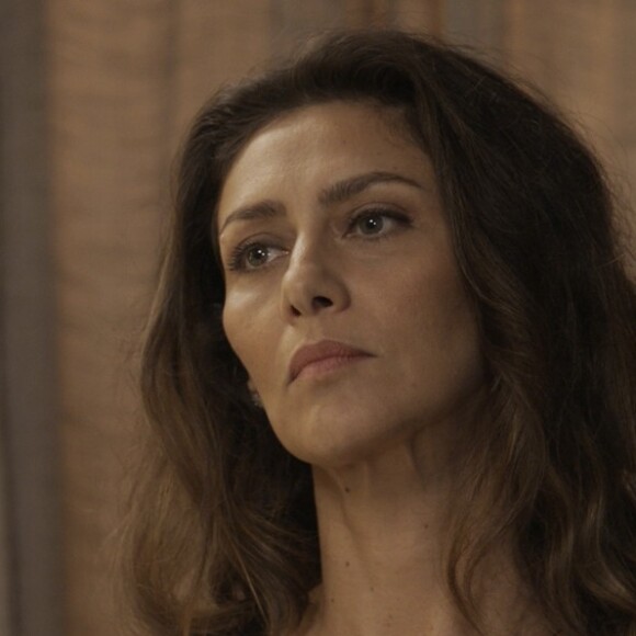 Irene (Débora Falabella) exige que Eugênio (Dan Stulbach) conte quem é sua amante, após descobrir que está sendo traída, na novela 'A Força do Querer'